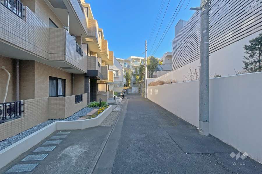 敷地の北西側前面道路（北東側から）