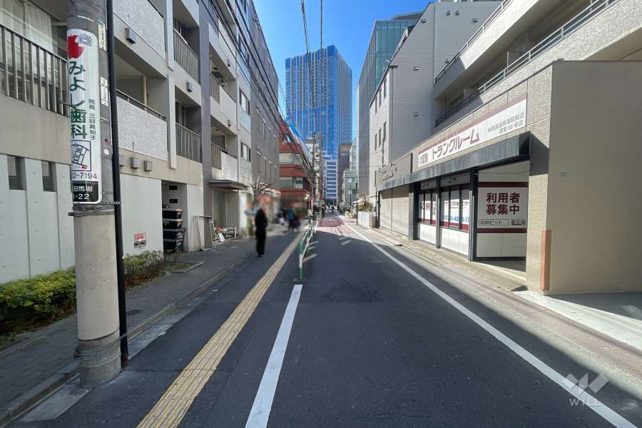 敷地西側の前面道路