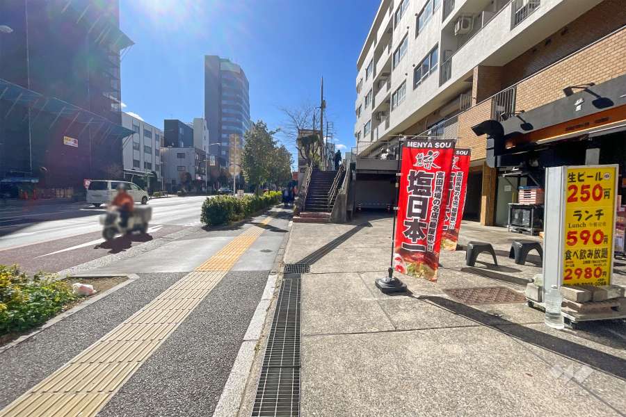 敷地東側の前面道路（北側から）
