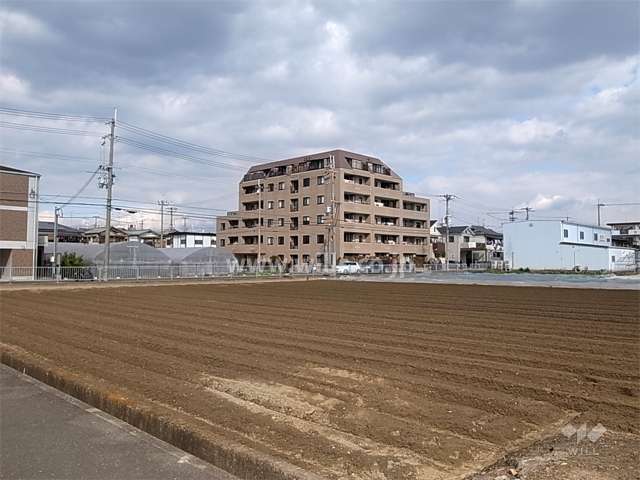 周辺は田畑が多いのどかな住宅地です。