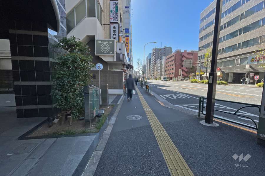 敷地西側の前面道路（外苑東通り）