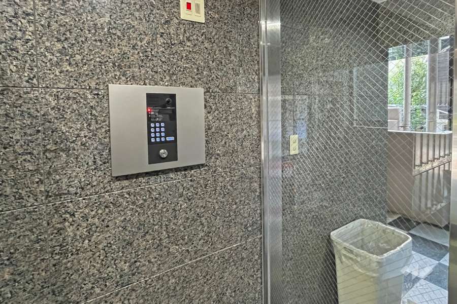 エントランスはオートロック付きです。