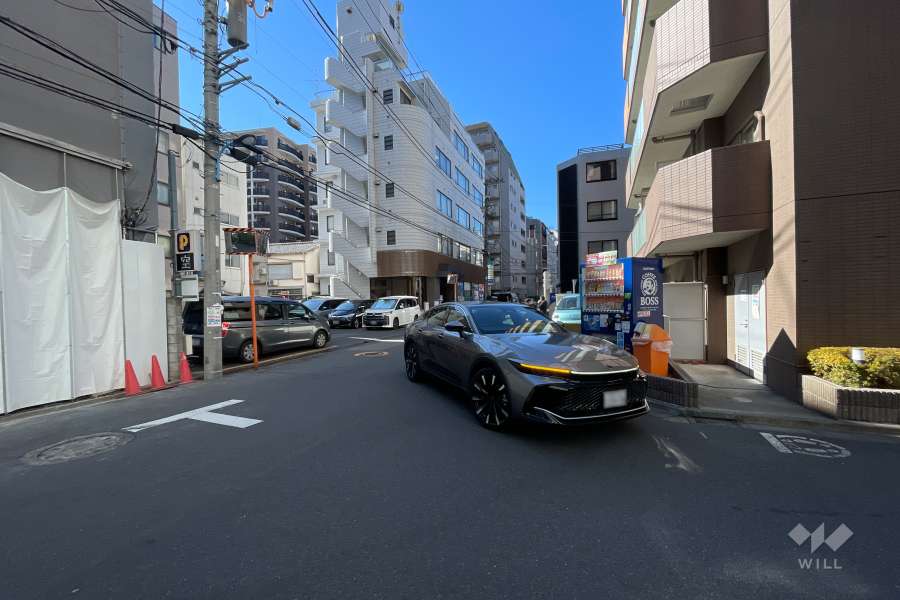 敷地の南側前面道路（東側から）