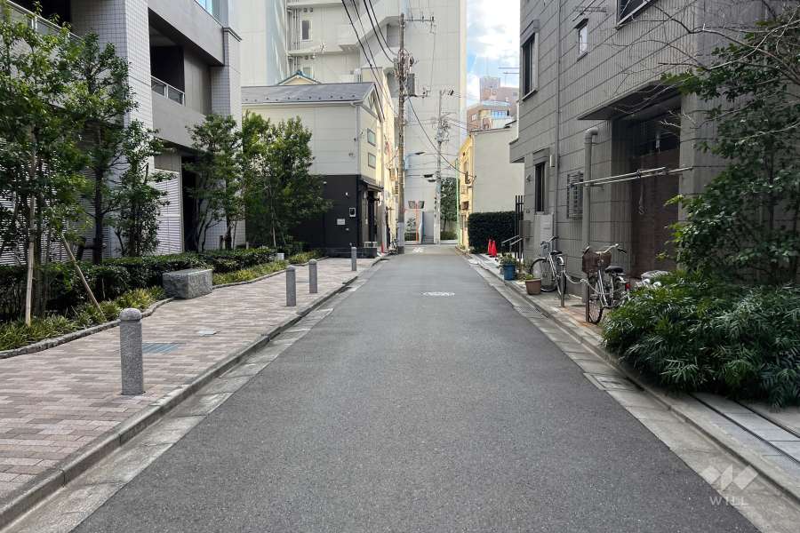 敷地西側の前面道路