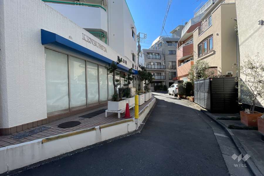 敷地の北側前面道路（東側から）