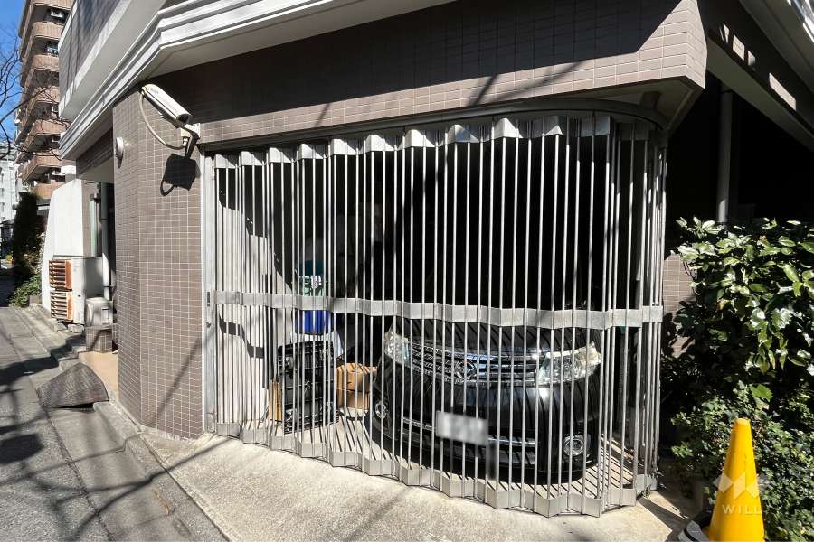 敷地内駐車場(屋内平面式、シャッター付)