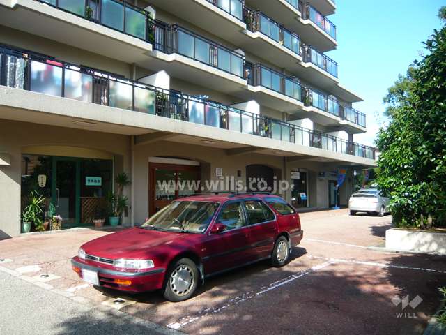 建物1階には一部店舗が入っています。