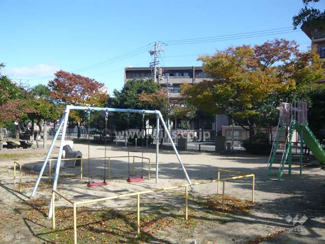 『伊孑志第三公園』には遊具が設置されています。