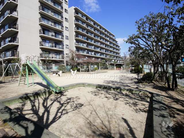 敷地に隣接して『伊孑志第三公園』があります。