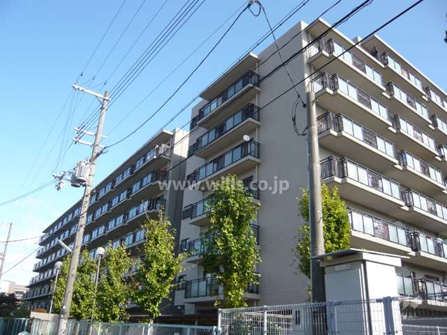 サンハイツ逆瀬川の外観（南西側から）　敷地西側は通路に面し、サブのエントランスがあります。