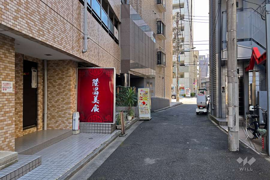 敷地北側の前面道路（東側から）