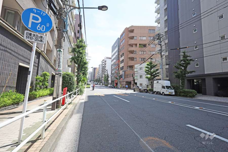 敷地西側の前面道路