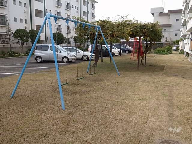 一面芝生の二号棟の南側の公園。