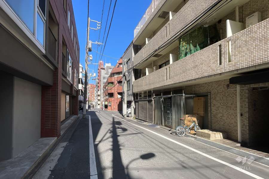 敷地西側の前面道路