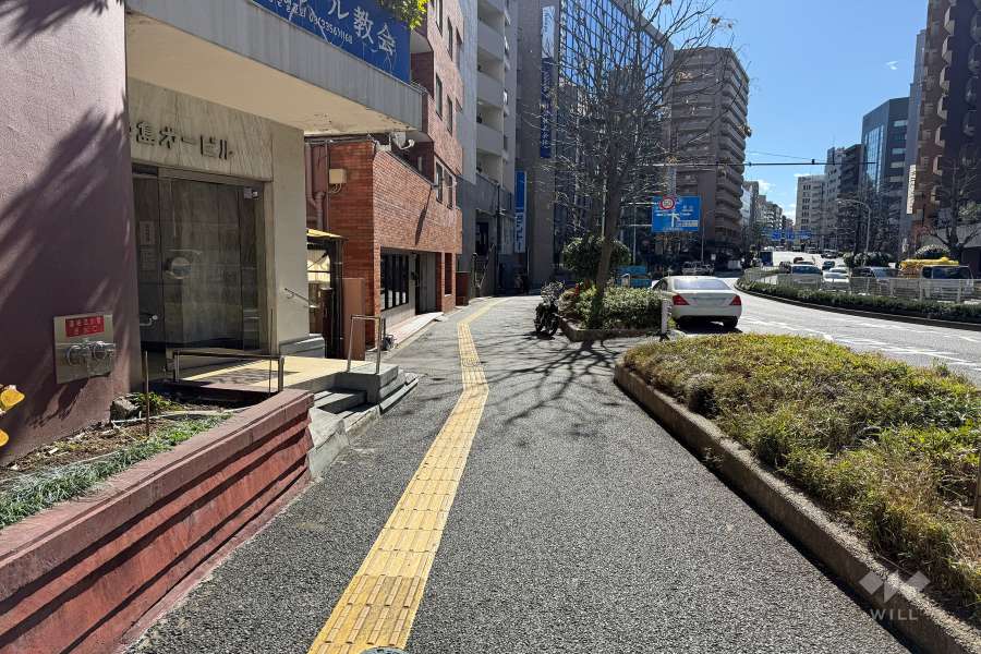 敷地西側の前面道路　
