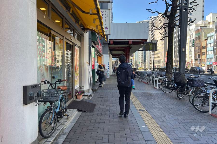 敷地北側の前面道路（東側から）