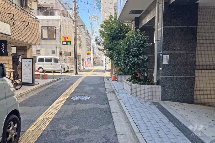 敷地南側の前面道路（東側から）