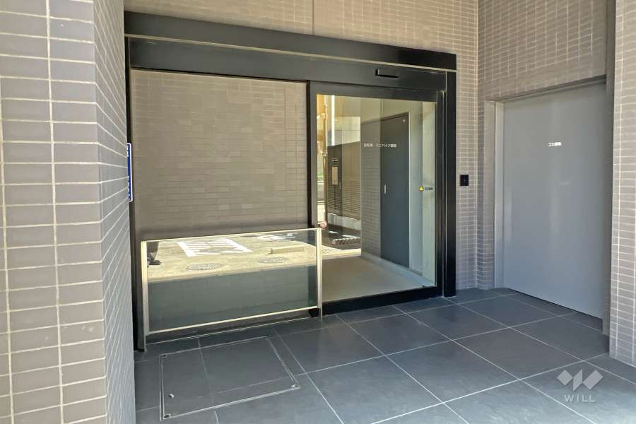 屋内に設けられた駐輪場の出入り口