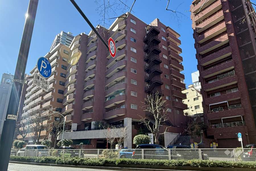 マンション新宿御苑の外観（北東側から）　