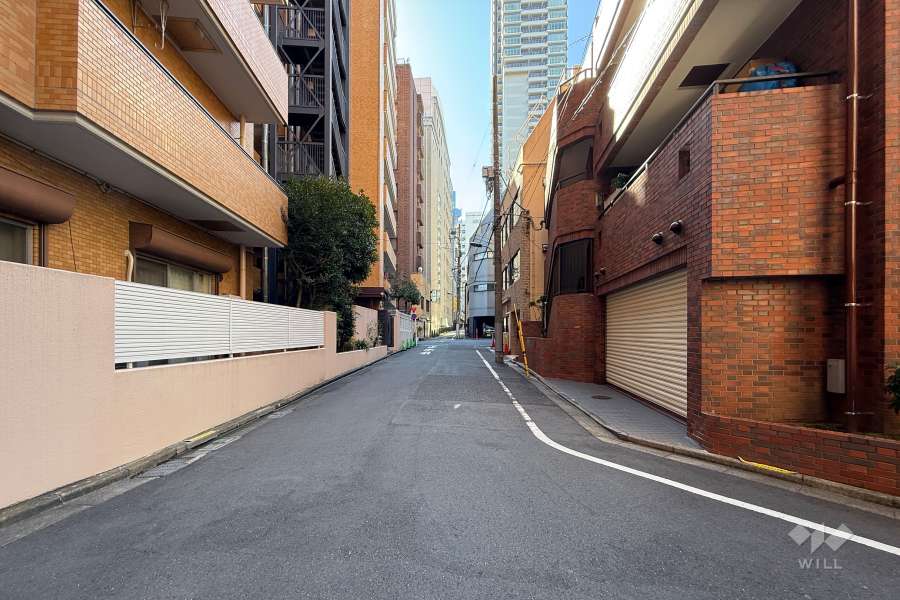 敷地西側の前面道路