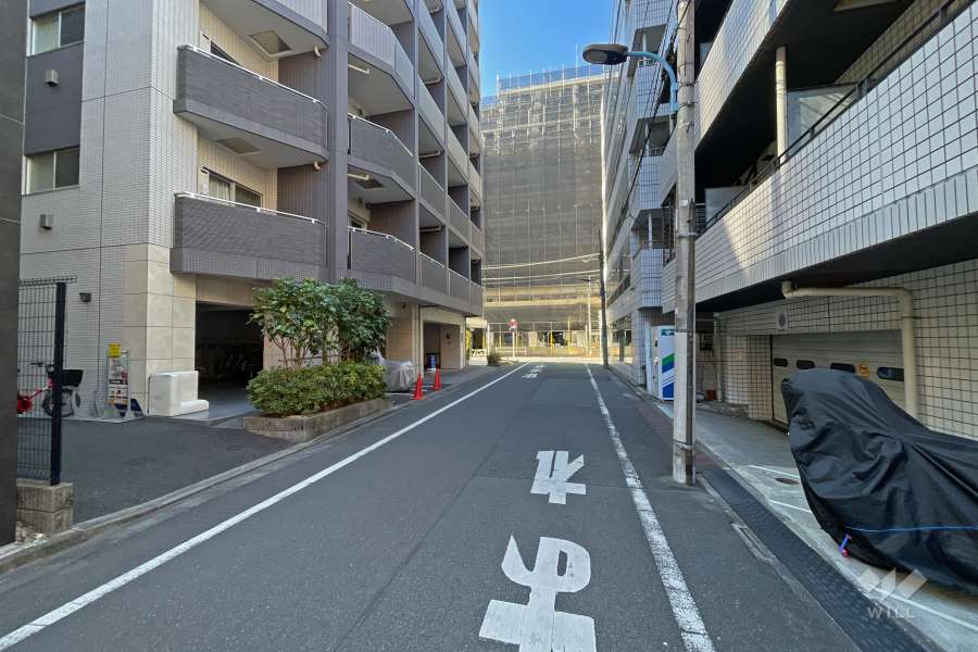 敷地北側の前面道路（東側から）