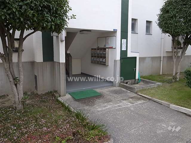 住戸入り口と共用ポスト