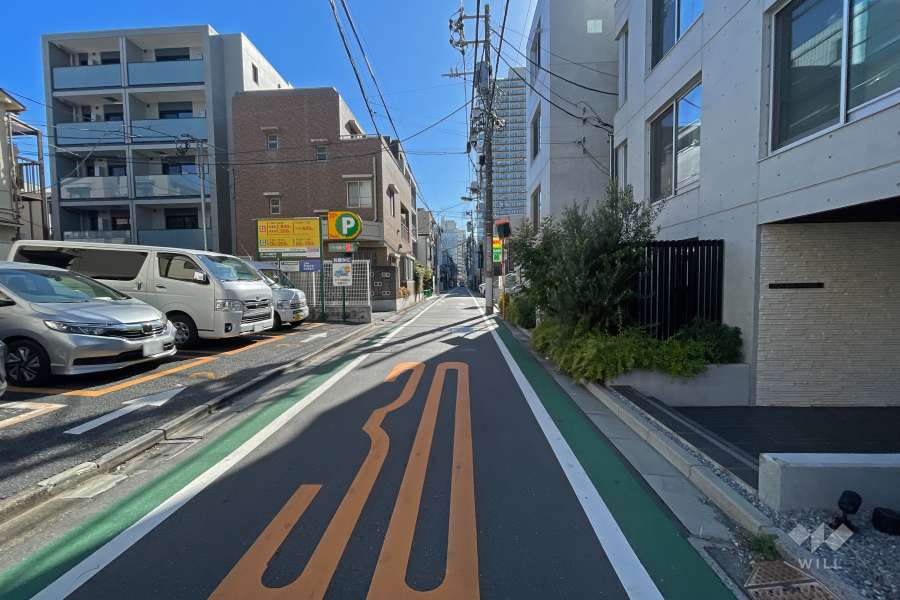 敷地東側の前面道路（北側から）