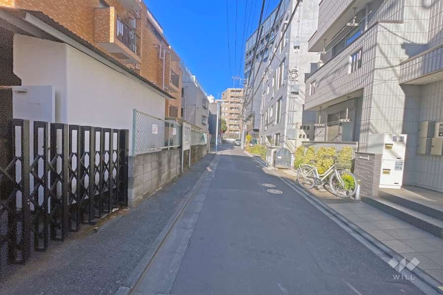 敷地の北側前面道路（東側から）