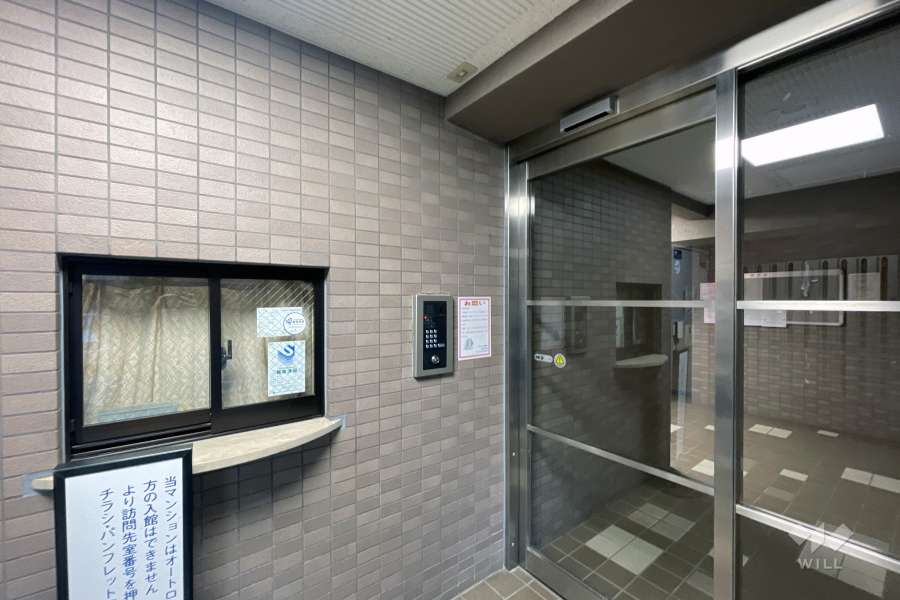 エントランスはオートロック付きです。