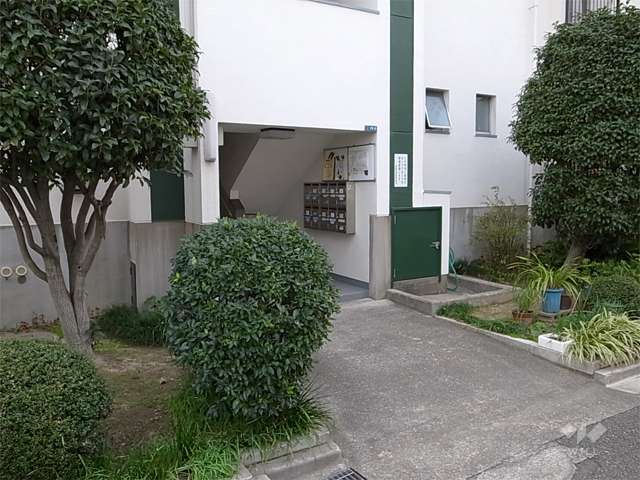 住戸入り口と共用ポスト
