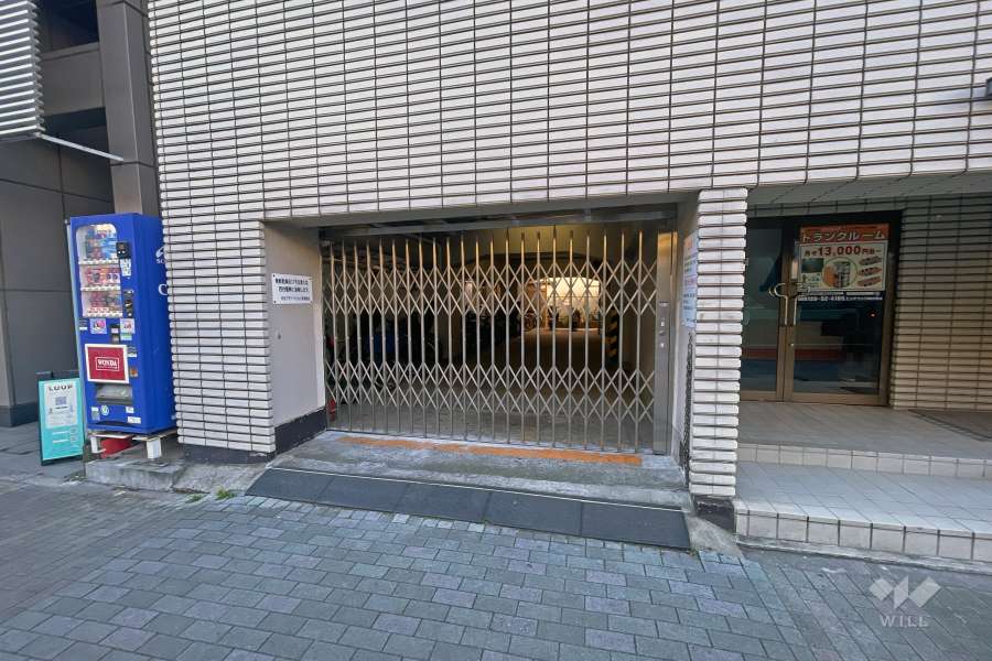 駐車場の出入り口（シャッター付き）