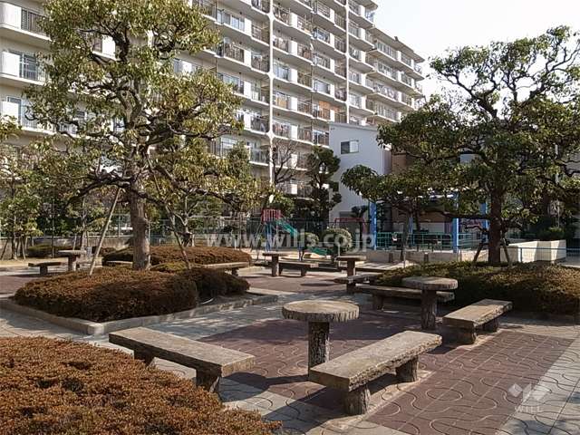 敷地南側にある広場、公園。