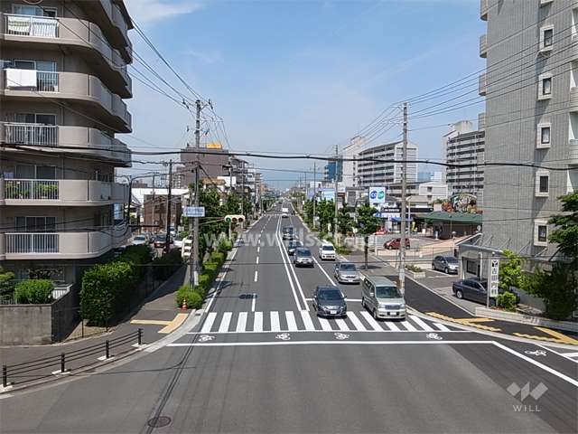 敷地北側は4車線のバス通りに面しています。