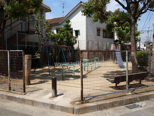 敷地南側には道を挟んで、小さな公園があります。