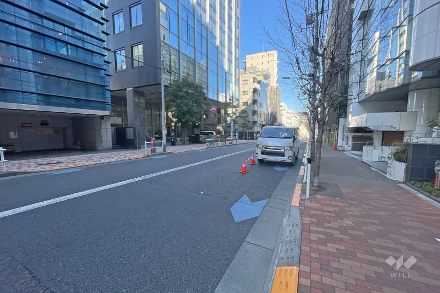 敷地西側の前面道路