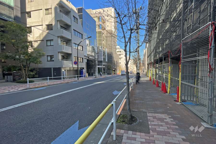 敷地西側は津の守坂に面しています。