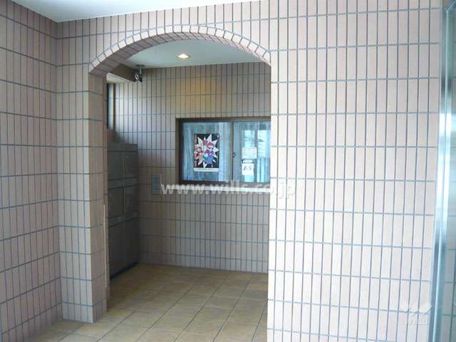 エントランスホール左側（この奥に宅配ボックスがあります）