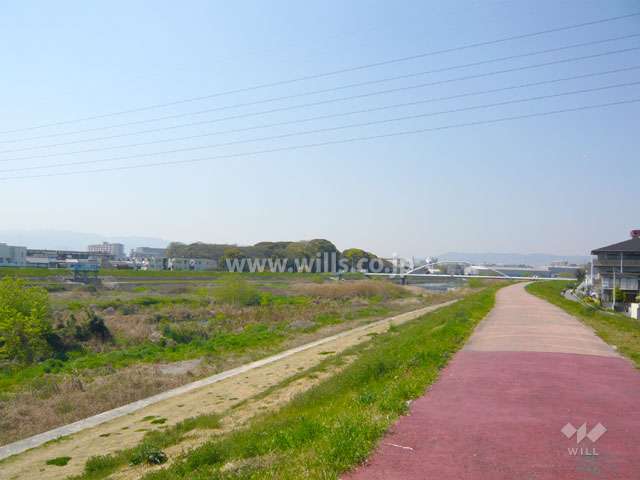 すぐ西側に広がる藻川河川敷