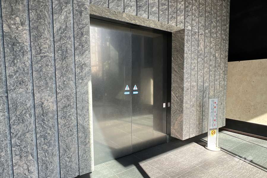 エントランスはオートロック付きです。