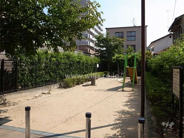 敷地南側に隣接する小さな公園