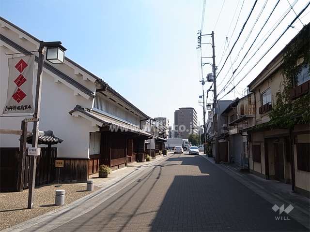 周辺には古い酒蔵など伝統的な街並が保存されています。（写真奥がフジヤマフラッツ）