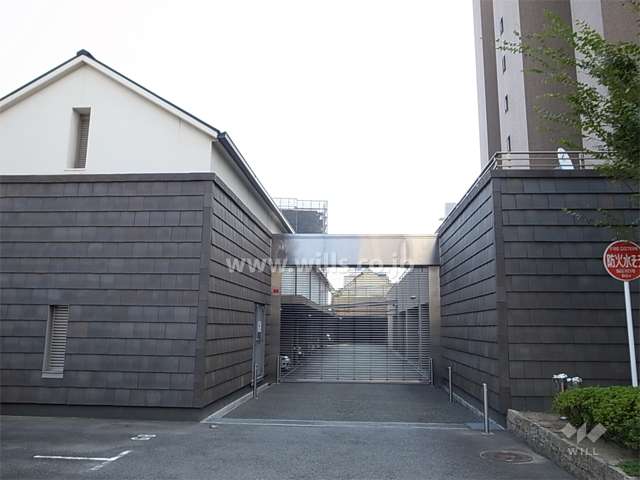 和風モダンなデザインの駐車場棟