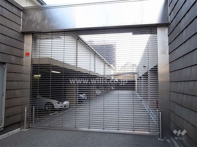 駐車場の入口にリングシャッターが設置されています。