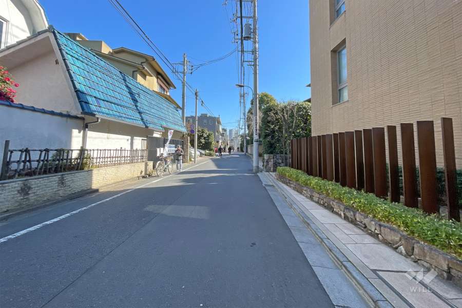 敷地の北側前面道路（西側から）