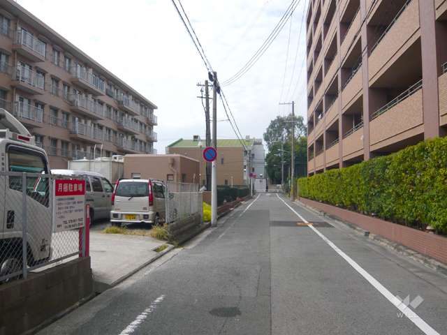 周辺は区画の整った静かな住宅地です。