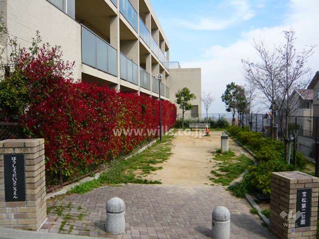 敷地に隣接して公園があります。