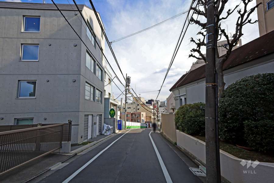 敷地北東側の前面道路（北西側から）