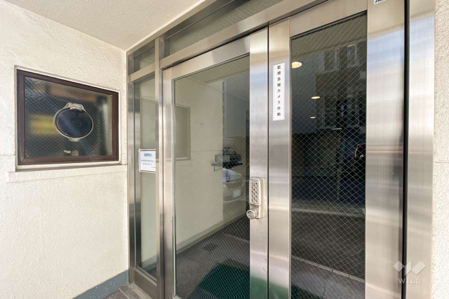 エントランスはオートロック付きです。