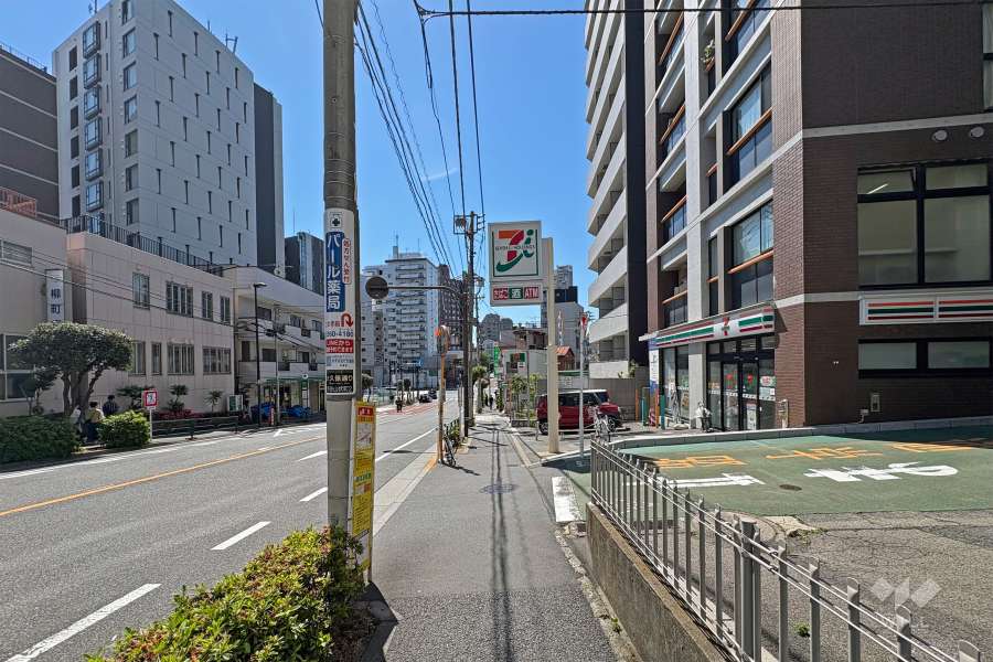 敷地南側前面道路は都道433号線です（東側から）。