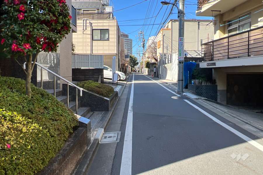 敷地北東側の前面道路